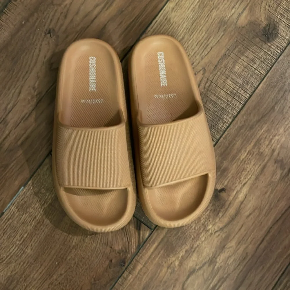 Slippers - Picture 3 of 5